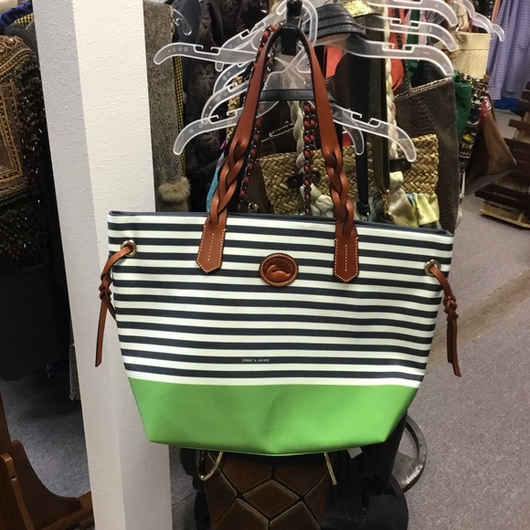 Sold Dooney & Bourke Tote - Picture 5 of 8
